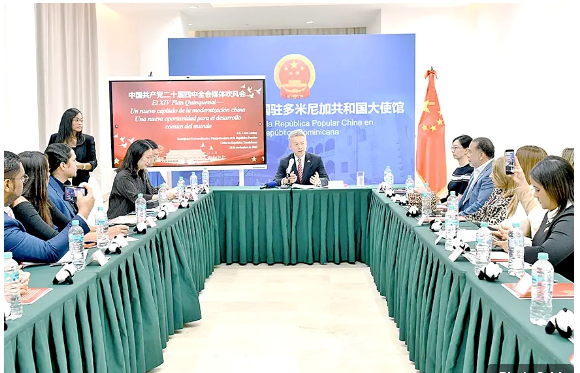 Al fondo, el embajador chino Cheng Luning respondiendo preguntas en el encuentro con los periodistas. Fuente externa/Inter News Service