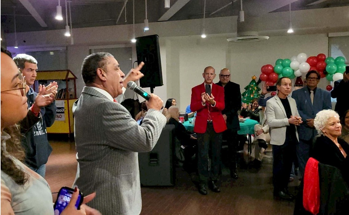 El legislador Adriano Espaillat,  durante la fiesta navideña de la organización Demócratas por el Cambio del Norte de Manhattan. (Fuente Externa). Inter News Service