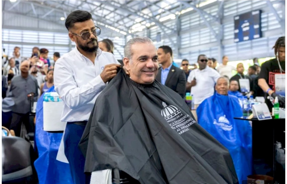 El presidente Luis Abinader mientras recibía un corte de pelo de parte del peluquero Billy Núñez. (Foto oficial). Inter News Service