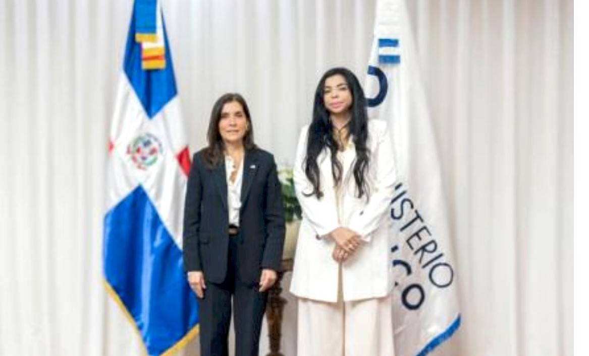 Embajadora Leah Francis Campos y la procuradora general, Yeni Berenice Reynoso. (Fuente externa). Inter News Service