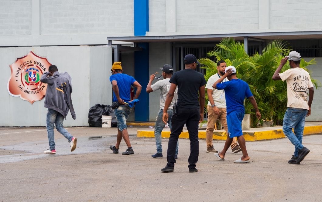 Parte de los extranjeros indocumentados detenidos por las autoridades migratorias dominicanas. Inter News Service