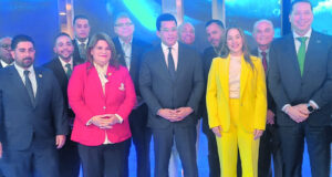 El ministro David Collado junto a la gobernadora Jenniffer González Colón (chaqueta roja) y otros funcionarios de ambos países. (Fuente externa). Inter News Service