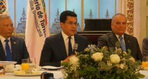 Leonardo Aguilera, David Collado y Luis Espínola en la rueda de prensa. (Fuente FITUR). Inter News Service