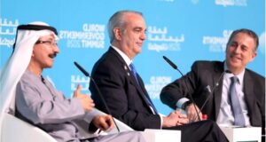 El presidente Luis Abinader (centro) flanqueado por el Sultan Ahmed bin Sulayem y el embajador dominicano ante los Emiratos Árabes Unidos, Renso Antonio Herrera Franco. (Fuente PresidenciaRD). Inter News Service