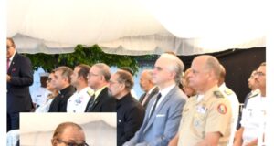 El periodista Miguel Franjul dirigiéndose a los asistentes al homenaje a la Bandera Nacional. (Fuente externa). Inter News Service