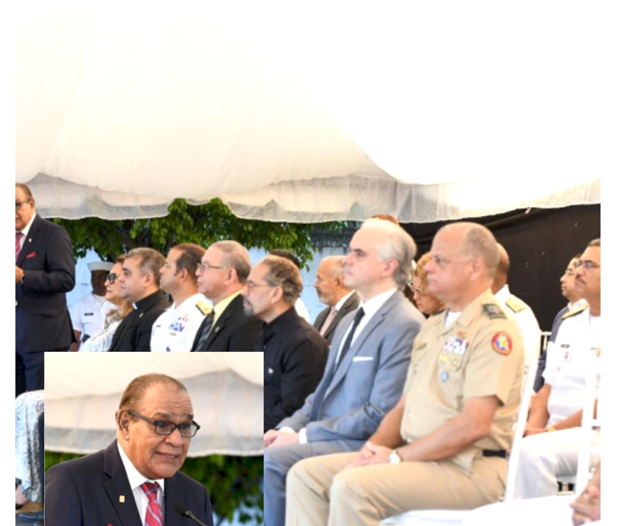 El periodista Miguel Franjul dirigiéndose a los asistentes al homenaje a la Bandera Nacional. (Fuente externa). Inter News Service