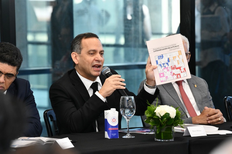 Luis Henry Molina, encabezando un diálogo con diversos sectores de la sociedad en la Ciudad Judicial Santo Domingo Este. (Fuente Externa). Inter News Service