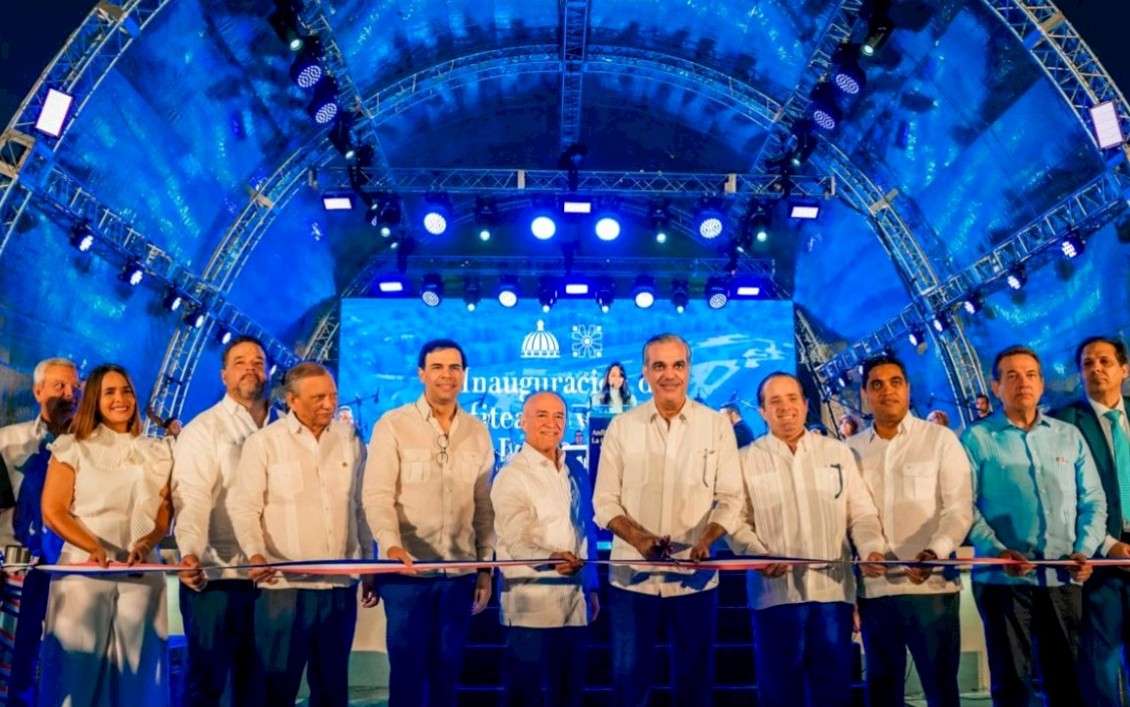 El gobernante Luis Abinader dando el corte de cinta en la inauguración del anfiteatro La Gaviota. (Fuente Presidencia). Inter News Service