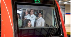 El gobernante Luis Abinader durante la puesta en marcha de la Línea 2C del Metro de Santo Domingo acompañado por Jhael Isa, director de la OPRET. (Fuente oficial). Inter News Service