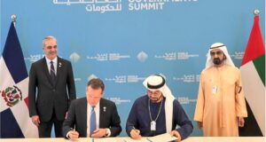 Firma del acuerdo durante la cumbre en Dubái. Observan, el presidente dominicano Luis Abinader y su Alteza Sheikh Mohammed bin Rashid Al Maktoum. (Fuente PresidenciaRD). Inter News Service