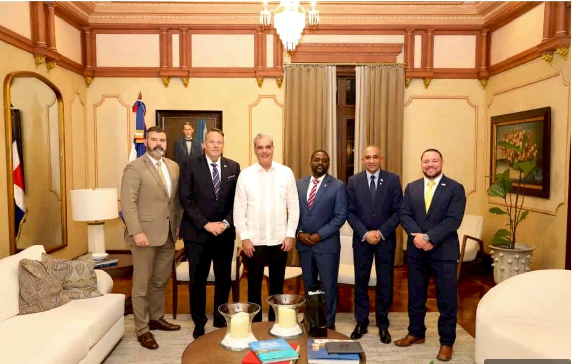 Foto de archivo de la reunión, el pasado año, del jefe de gobierno dominicano, Luis Abinader (centro), con una misión de la DEA. Inter News Service
