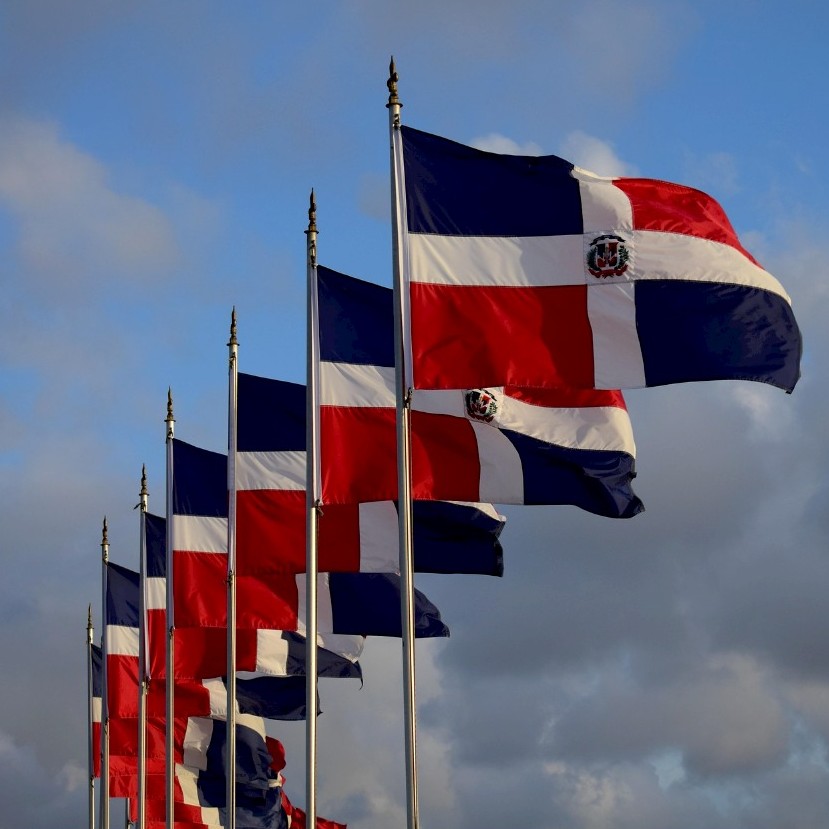 La bandera dominicana ondeó en los hogares e instituciones gubernamentales en homenaje al 182 aniversario de la Independencia Nacional. Inter News Service