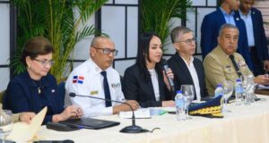 La ministra Farides Raful dando detalles sobre los homicidios. Figuran además, la vicepresidenta de la República, Raquel Peña, y otros funcionarios. (Fuente externa). Inter News Service