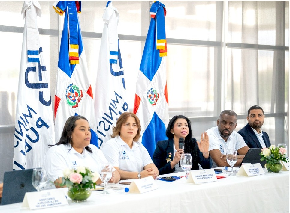 La procuradora general, Yeni Berenice Reynoso (centro), ofreciendo detalles del Plan Estratégico Institucional. Le acompañan funcionarios del Ministerio Público. (Fuente oficial). Inter News Service