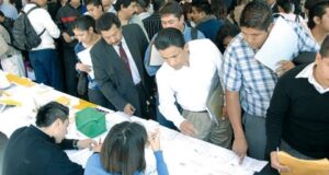 Personas participando en una Feria de Empleos organizada por el Ministerio de Trabajo de la República Dominicana. (Imagen Archivo). Inter News Service