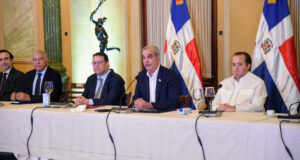 La imagen oficial del gobernante Luis Abinader ofreciendo información del acuerdo con el sector empresarial. Inter News Service
