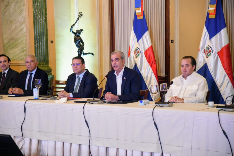La imagen oficial del gobernante Luis Abinader ofreciendo información del acuerdo con el sector empresarial. Inter News Service