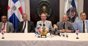 Al centro, Wilson Gómez Ramírez, flanqueado por directivos del Instituto Duartiano durante la rueda de prensa. (Fuente externa). Inter News Service