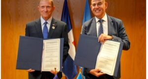 El canciller Roberto Álvarez y el secretario de la Cepal, Luis Fidel Yáñez, rubricaron el acuerdo. (Fuente oficial). Inter News Service