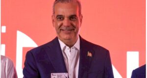 Imagen de archivo del presidente Luis Abinader mostrando su nueva licencia de conducir. Inter News Service