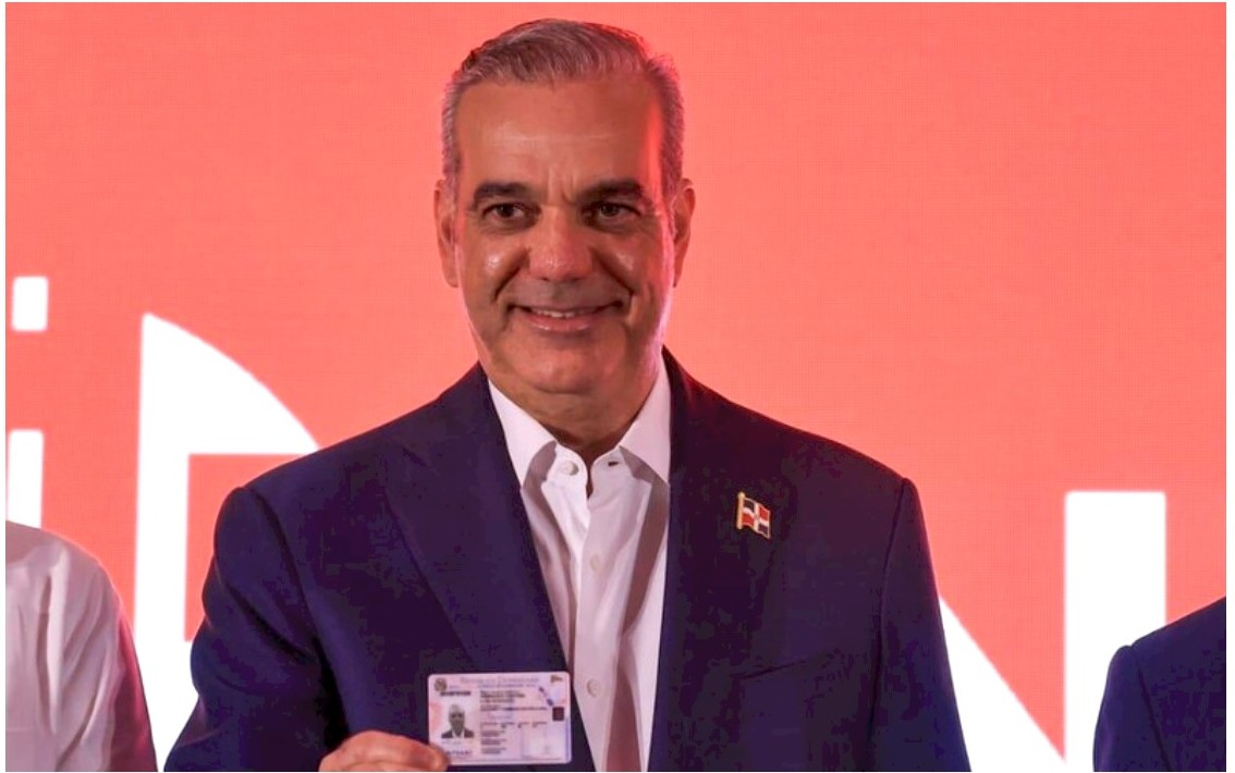Imagen de archivo del presidente Luis Abinader mostrando su nueva licencia de conducir. Inter News Service