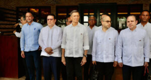 Los embajadores norteamericanos, el canciller dominicano Roberto Álvarez y otros funcionarios, durante la visita a la zona fronteriza. (Fuente externa). Inter News Service