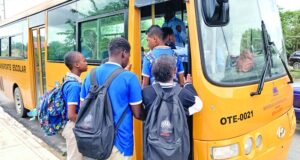 En esos autobuses son transportados los estudiantes hacia y desde las escuelas, sistema creado por la actual administración gubernamental. Inter News Service