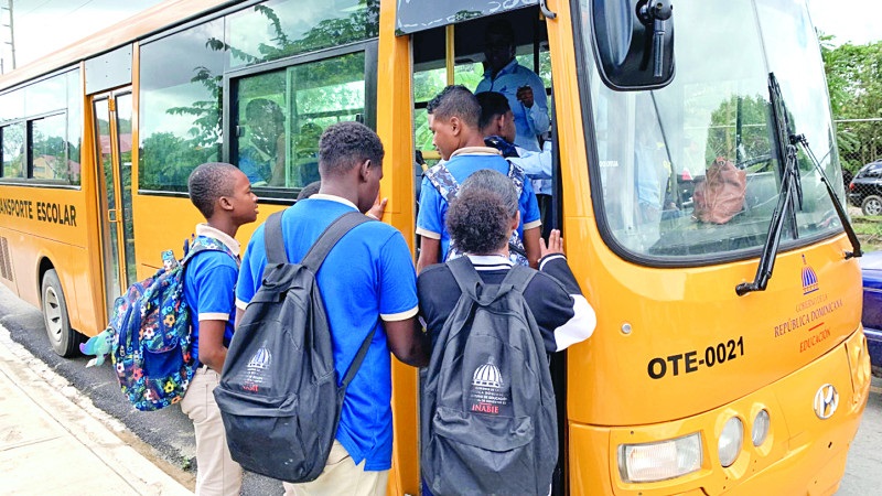 En esos autobuses son transportados los estudiantes hacia y desde las escuelas, sistema creado por la actual administración gubernamental. Inter News Service