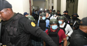 Grupo de acusados por el Ministerio Público de formar parte de una red criminal de militares y civiles dedicada a estafar al Estado dominicano. /Fuente Externa. Inter News Service