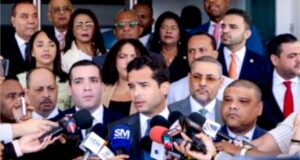 Los legisladores de la oposición ofreciendo detalles de sus reclamos. (Fuente externa). Inter News Service