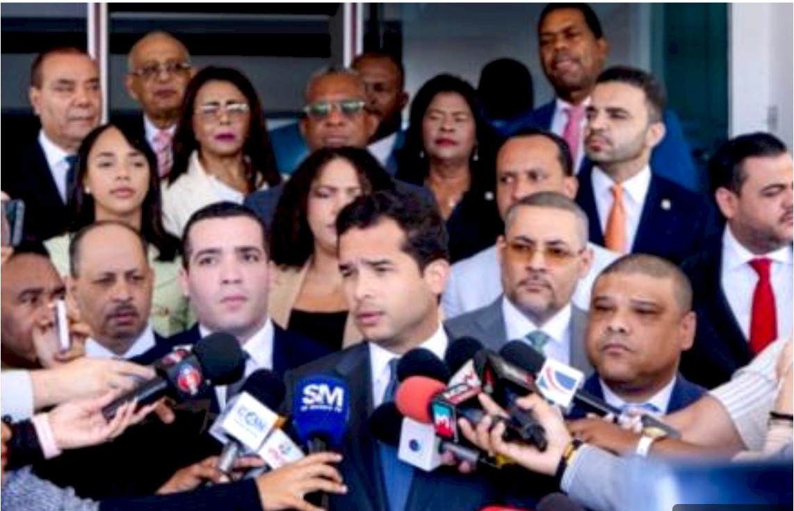 Los legisladores de la oposición ofreciendo detalles de sus reclamos. (Fuente externa). Inter News Service