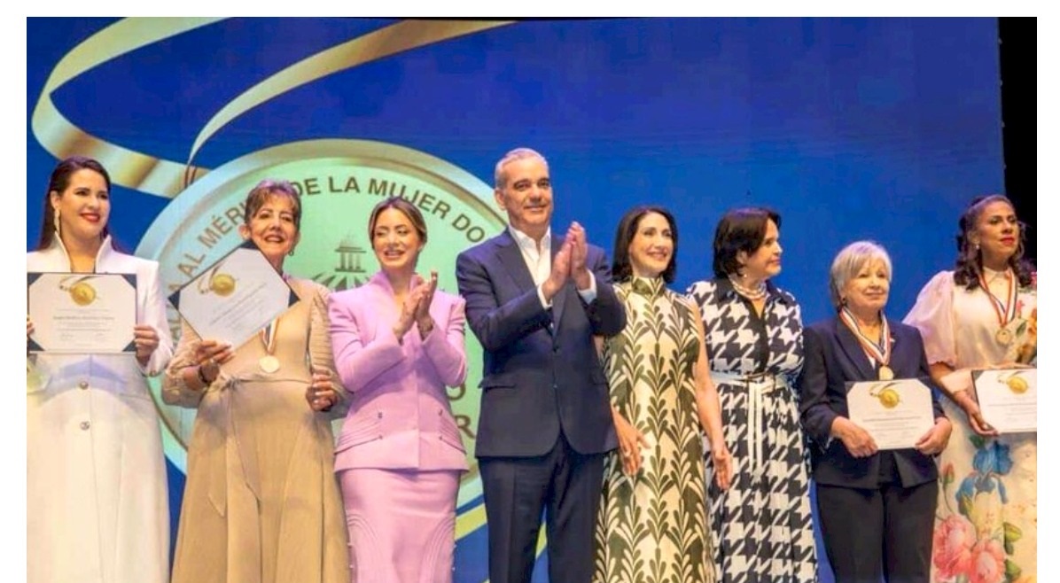 Angie Martínez, Ginette Bournigal, Gloria Reyes, presidente Luis Abinader, Raquel Arbaje, Minou Mirabal, Margarita Cordero y Susana Gautreau, durante la entrega de los reconocimientos. (Fuente oficial). Inter News Service. (Fuente oficial). Inter News Service