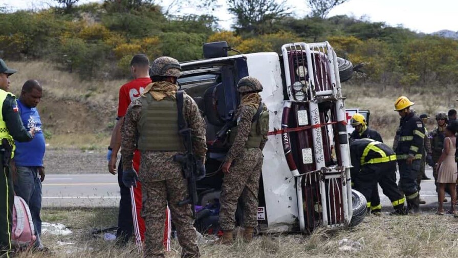 Autobús accidentado ayer en una carretera que enlaza a la sureña provincia Baní con Santo Domingo. (Fuente externa). Inter News Service