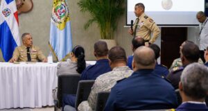 El director general de Migración, vicealmirante Luis Rafael Lee Ballester (izq.) en la reunión con los inspectores y supervisores de la institución. (Fuente DGM). Inter News Service