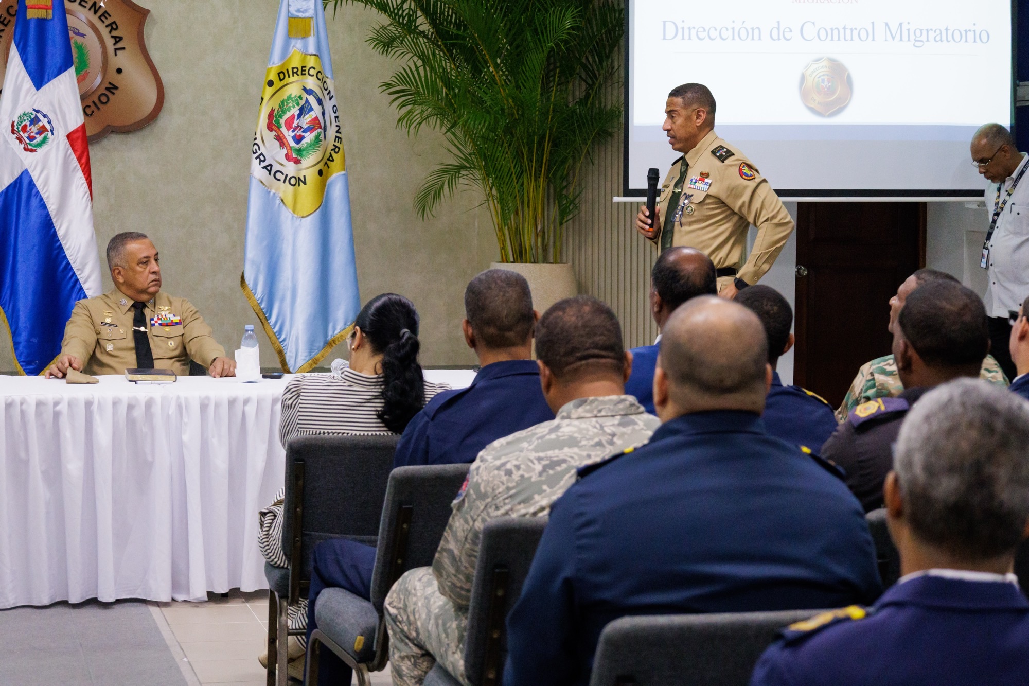 El director general de Migración, vicealmirante Luis Rafael Lee Ballester (izq.) en la reunión con los inspectores y supervisores de la institución. (Fuente DGM). Inter News Service