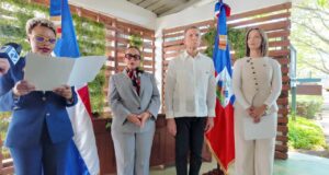 En el centro, el canciller dominicano, Roberto Álvarez, con su homóloga haitiana, Raina Forbin, mientras se ofrecían detalles sobre el acuerdo aéreo. (Fuente Mirex). Inter News Service