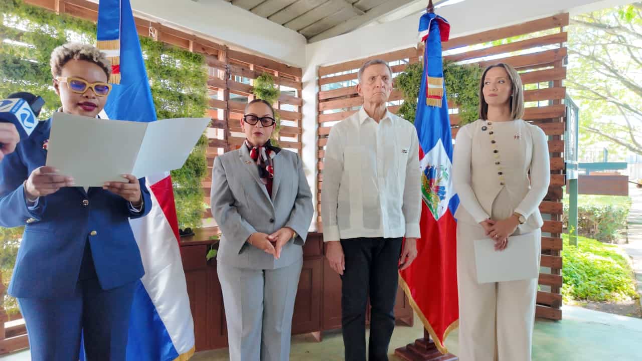 En el centro, el canciller dominicano, Roberto Álvarez, con su homóloga haitiana, Raina Forbin, mientras se ofrecían detalles sobre el acuerdo aéreo. (Fuente Mirex). Inter News Service