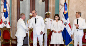 Sergio Maffettone, embajador de Italia, presentando sus cartas credenciales ante el presidente Luis Abinader. Observan, la vicepresidenta Raquel Peña y el canciller Roberto Álvarez. (Fuente oficial). Inter News Service
