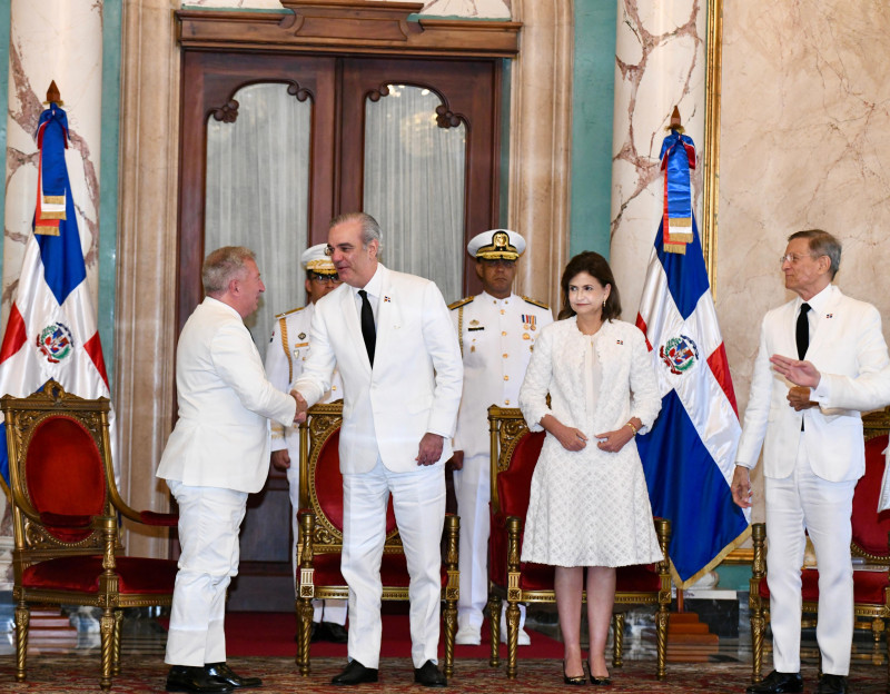 Sergio Maffettone, embajador de Italia, presentando sus cartas credenciales ante el presidente Luis Abinader. Observan, la vicepresidenta Raquel Peña y el canciller Roberto Álvarez. (Fuente oficial). Inter News Service
