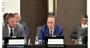 El gobernador Héctor Valdez Albizu (c) participando en las reuniones del Fondo Monetario Internacional y del Banco Mundial. (Fuente externa). Inter News Service