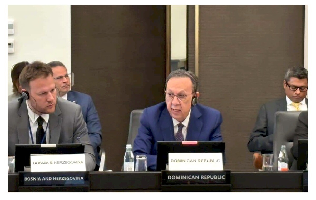 El gobernador Héctor Valdez Albizu (c) participando en las reuniones del Fondo Monetario Internacional y del Banco Mundial. (Fuente externa). Inter News Service
