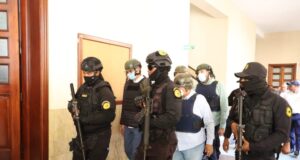 Vista de los imputados en el investigado fraude millonario cuando abandonaban la sala de audiencia. (Fuente externa). Inter News Service