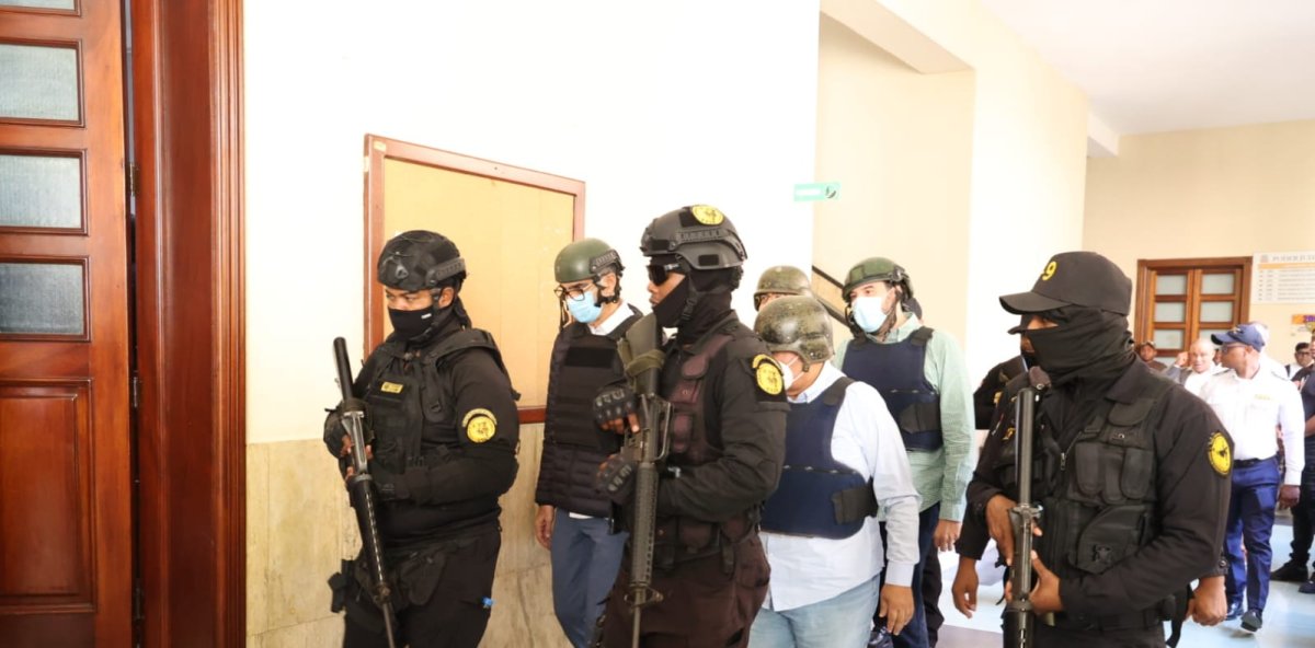 Vista de los imputados en el investigado fraude millonario cuando abandonaban la sala de audiencia. (Fuente externa). Inter News Service