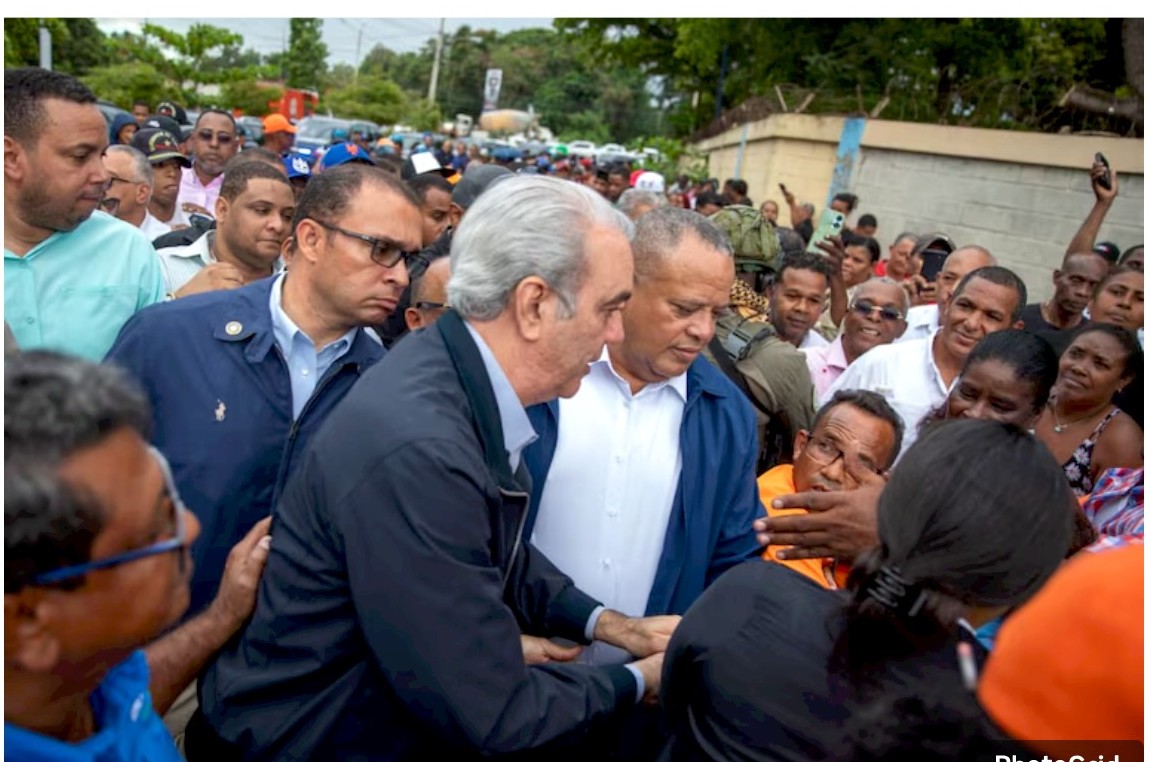 El presidente Luis Abinader mientras inspeccionaba el sector Nuevo Amanecer en Los Alcarrizos, provincia Santo Domingo. (Fuente oficial). Inter News Service