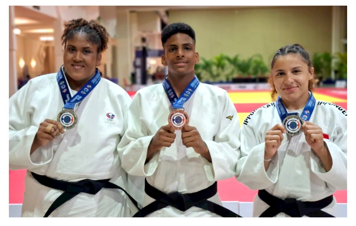 Los atletas dominicanos Moira Morillo, Diego García Ramírez y Esmeralda Damiano, ganadores de medallas en la competencia de judo. (Fuente externa). Inter News Service