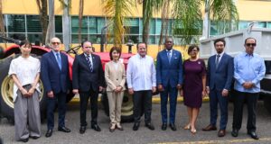 Acto de recibimiento de los equipos para enfrentar el sargazo en República Dominicana. (Fuente Turismo). Inter News Service