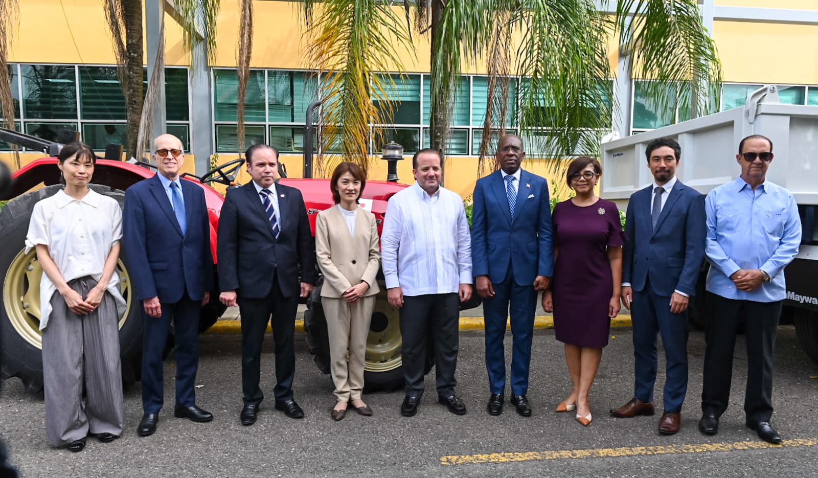 Acto de recibimiento de los equipos para enfrentar el sargazo en República Dominicana. (Fuente Turismo). Inter News Service