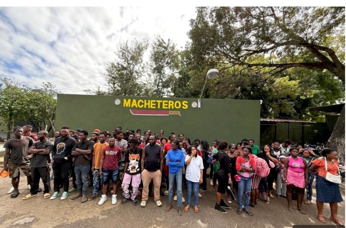 Haitianos indocumentados detenidos por el Ejército dominicano en los operativos fronterizos. (Fuente externa). Inter News Service