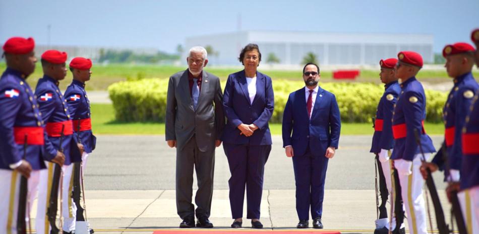 La presidenta de Surinam, Jennifer Geerlings Simons, mientras era recibida al llegar a la República Dominicana. Fuente Externa. Inter News Service