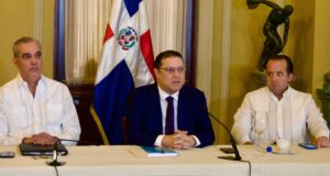 El presidente Luis Abinader (izq), el ministro de Industria y Comercio, Eduardo Sanz Lovatón y el ministro de la Presidencia, José Ignacio Paliza, en la reunión con el sector transporte. (Fuente Externa). Inter News Service